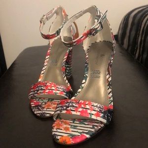 NWOT flower print heels size: 5.5